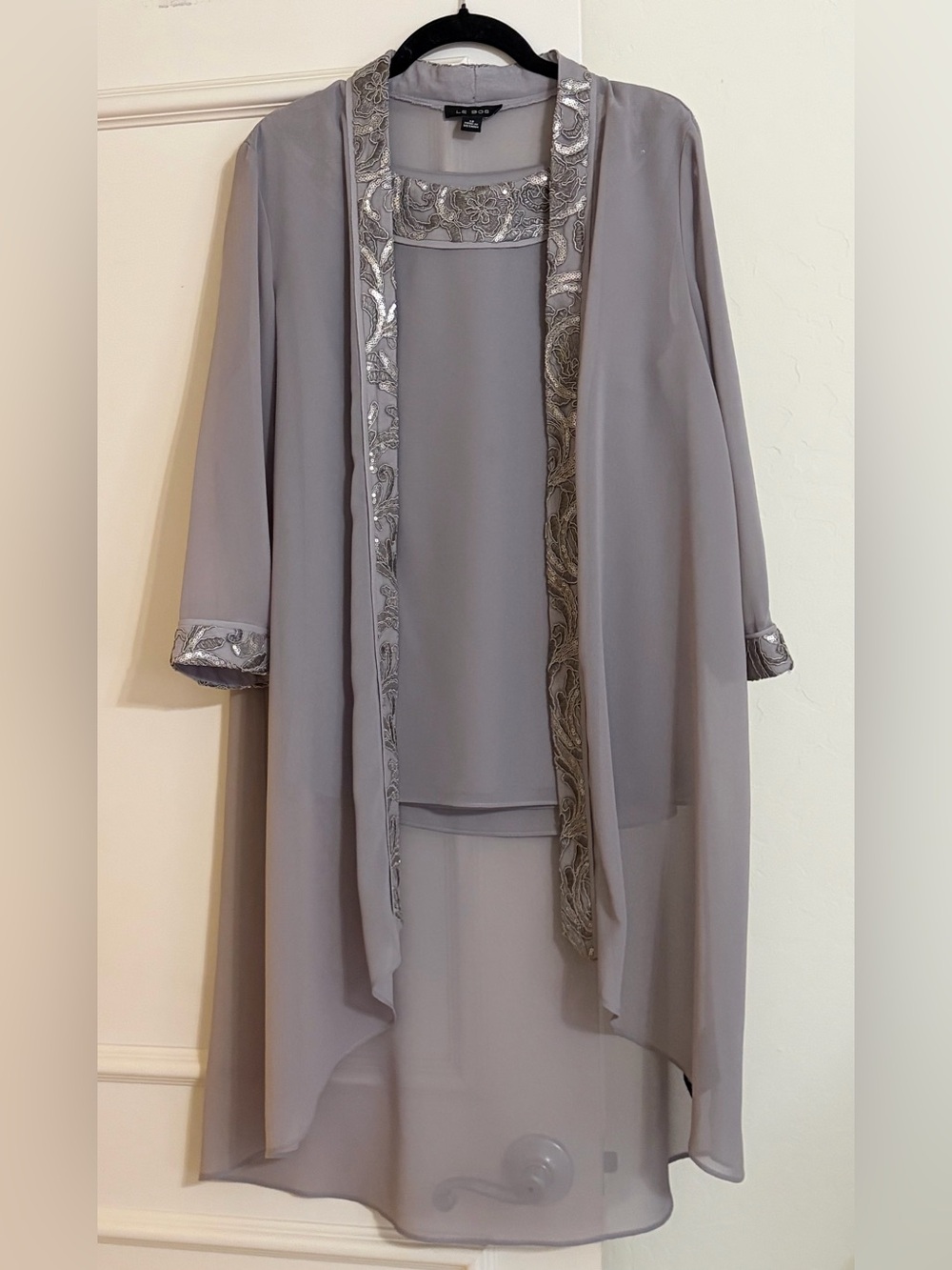 Le Bos Women’s Size 12 Gray Silver Sequin Embroidered 2 Piece Formal Dress Set